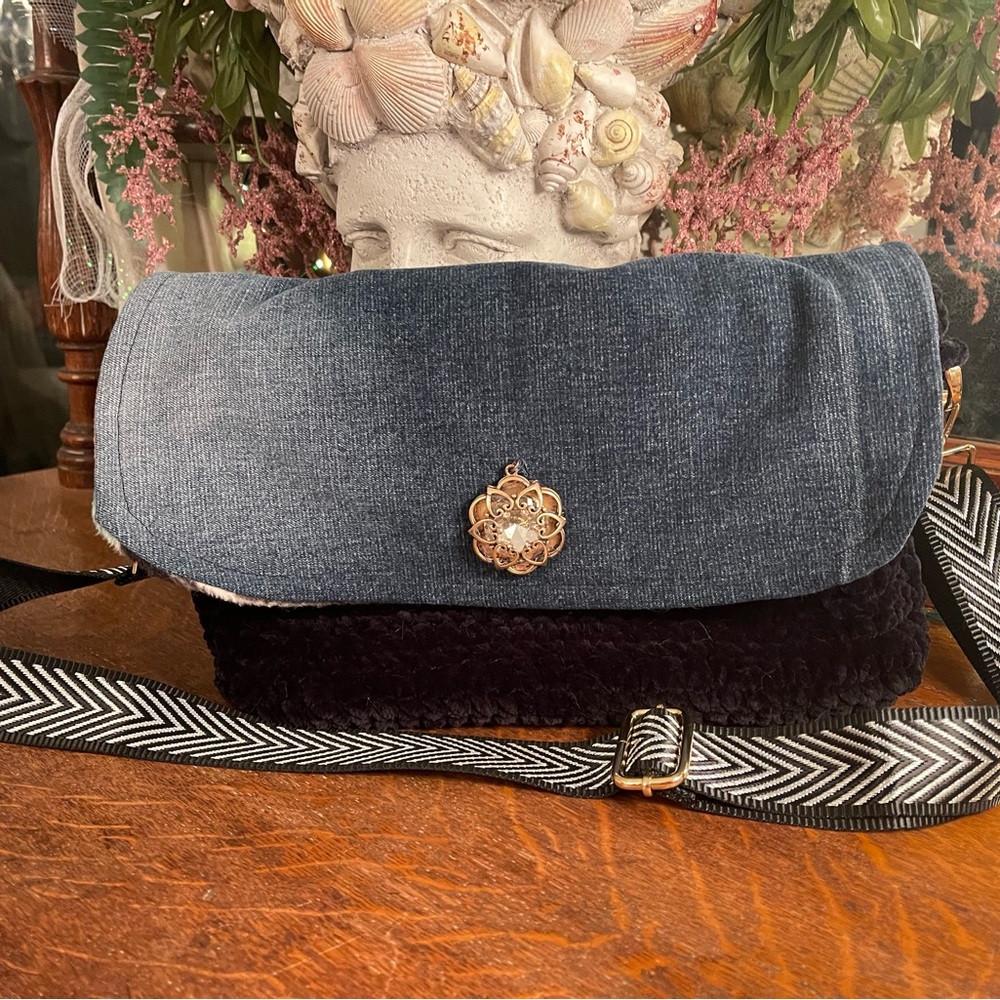 BJB211 INTRODUCES THE YELLOWSTONE COLLECTION OF HANDBAGS